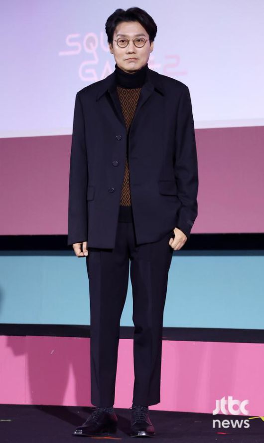 황동혁 감독이 9일 오전 서울 동대문디자인플라자 아트홀에서 열린 넷플릭스 시리즈 '오징어 게임' 시즌2 제작발표회에 참석해 포즈를 취하고 있다. 박세완 엔터뉴스팀 기자 park.sewan@jtbc.co.kr (콘텐트비즈니스본부)