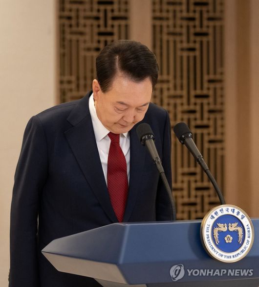 윤석열 대통령이 12일 용산 대통령실에서 대국민 담화 전 인사하고 있다. 〈사진=대통령실 제공 연합뉴스〉