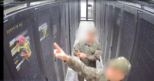 국회 행정안전위원회는 지난 3일 계엄령 선포 당시 선거관리위원회에 투입된 계엄군이 선관위 시스템 서버를 촬영하는 장면이 담긴 CCTV를 6일 공개했다. 〈사진=행정안전위원회/연합뉴스〉