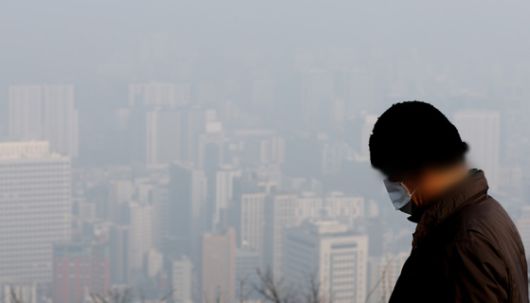 미세먼지 농도가 '나쁨' 수준을 보인 지난 21일 오전 서울 남산에서 바라본 도심이 뿌옇다. 〈사진=연합뉴스〉