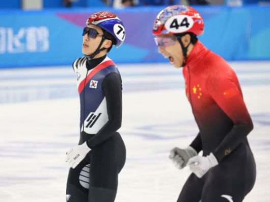 8일 중국 하얼빈 헤이룽장 빙상훈련센터 다목적홀에서 열린 하얼빈 동계아시안게임 쇼트트랙 남자 500m 결승에서 은메달을 획득한 박지원이 아쉬워하고 있다. 오른쪽은 중국 순룽. 이 경기에서는 중국의 린샤오쥔(한국명 임효준)이 금메달을 차지했다. 〈사진=연합뉴스〉