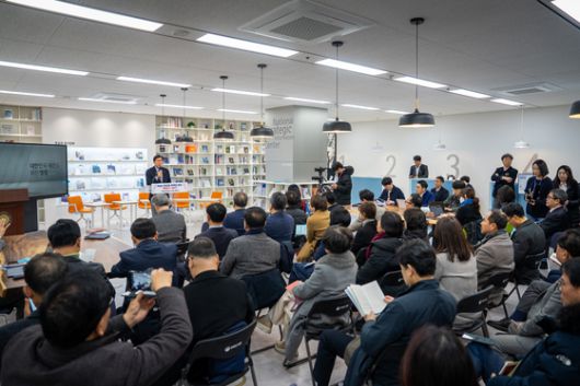 박형준 부산시장이 '미래자유연대' 창립 세미나에서 '대한민국 재건을 위한 명령'이라는 주제로 발제를 하고 있다.