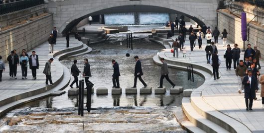 서울 낮 기온이 14도까지 오르며 봄 날씨를 보인 지난 10일 서울 청계천에서 시민들이 산책하고 있다. 〈사진=연합뉴스〉