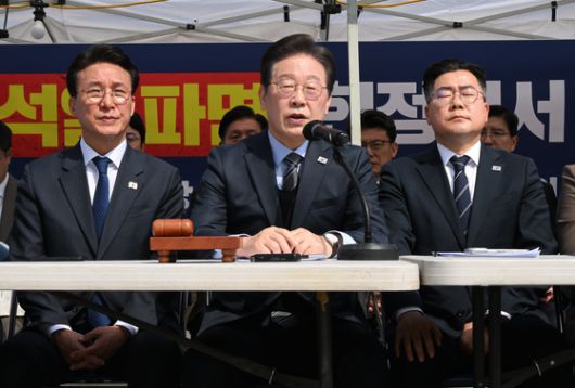 이재명 더불어민주당 대표(가운데)가 24일 서울 종로구 경복궁역 부근 광화문 더불어민주당 천막당사에서 열린 최고위원회의에서 발언하고 있다. 〈사진=공동취재/연합뉴스〉