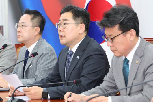 더불어민주당 박찬대 원내대표가 8일 서울 여의도 국회에서 열린 원내대책회의에서 발언하고 있다. 〈사진=연합뉴스〉