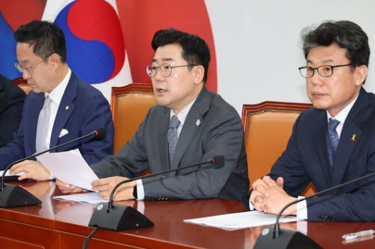 박찬대 더불어민주당 당대표 직무대행 겸 원내대표가 오늘(17일) 서울 여의도 국회에서 열린 원내대책회의에서 발언하고 있다. 〈사진=연합뉴스〉