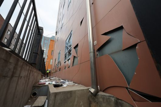 지난 1월19일 오전 서울서부지법 외벽과 창문 등 시설물이 파손돼 있는 모습〈출처 : 연합뉴스〉