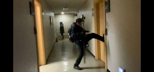 서울서부지법 폭동 당시 윤 대통령 지지자들이 7층 판사 개인 사무실을 돌아다니며 윤석열 전 대통령에게 구속영장을 발부한 담당 판사를 찾아내려는 모습. 〈출처 : 중앙DB〉