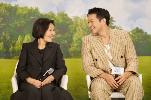 배우 김혜자와 손석구. JTBC 제공.