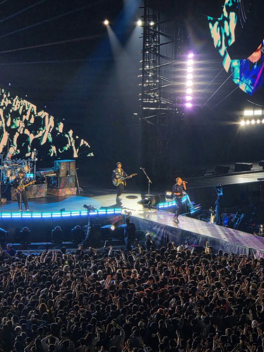 콜드플레이의 크리스 마틴이 어제(18일) 경기도 고양종합운동장에서 열린 2회차 공연에서 노래를 부르고 있다.