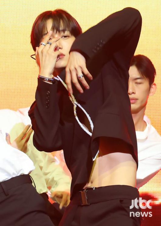 그룹 엑소 카이가 21일 오후 서울 예스24 라이브홀에서 열린 네 번째 미니앨범 '웨이트 온 미(Wait On Me)' 쇼케이스 무대에 올라 공연을 펼치고 있다. 박세완 엔터뉴스팀 기자 park.sewan@jtbc.co.kr