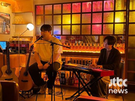 싱어송라이터 장기준이 25일 서울 성동구 모처에서 라이브 공연을 진행했다. 〈사진=JTBC엔터뉴스〉