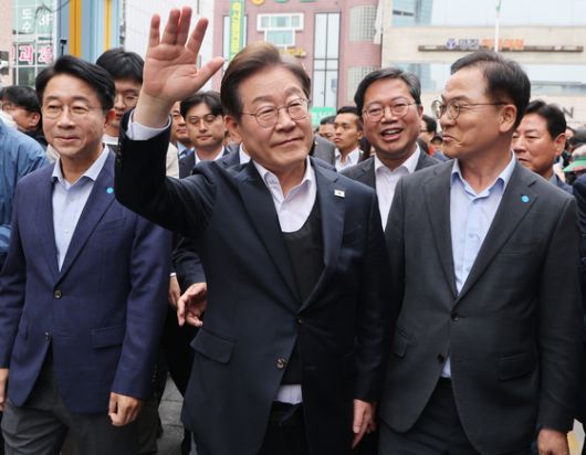 더불어민주당 이재명 대선 후보가 5일 경기도 양평군 양평물맑은시장에서 열린 '골목골목 경청투어'에서 시민들에게 인사하고 있다. 〈사진=연합뉴스〉