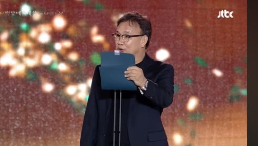 5월 5일 열린 '제61회 백상예술대상'에서 영화 부문 대상을 시상한 전년도 대상 수상자 김성수 감독