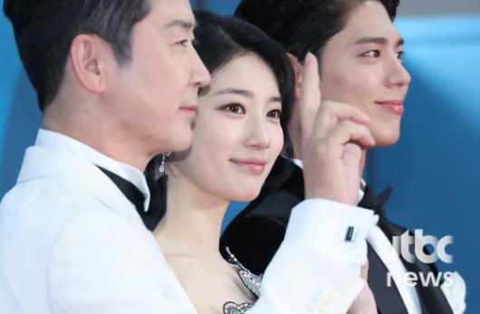 '제61회 백상예술대상 with 구찌' 레드카펫 행사가 5일 오후 서울 강남구 코엑스 B1홀에서 열렸다. '제61회 백상예술대상 with 구찌'는 이탈리아 럭셔리 브랜드 구찌(Gucci)가 3년 연속 파트너로 참여하며, JTBC·JTBC2·JTBC4에서 동시 생중계, 프리즘·네이버TV·치지직에서 디지털 생중계된다. 박세완 엔터뉴스팀 기자 park.sewan@jtbc.co.kr