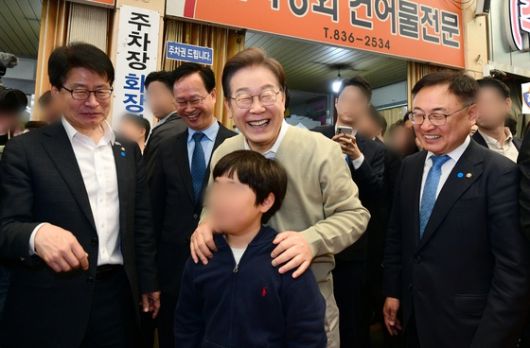 이재명 더불어민주당 대선 후보가 '골목골목 경청투어' : 국토종주편'에 나선 6일 충북 증평군 증평장뜰시장에서 한 어린이와 사진 촬영을 하고 있다. 〈사진=공동취재〉