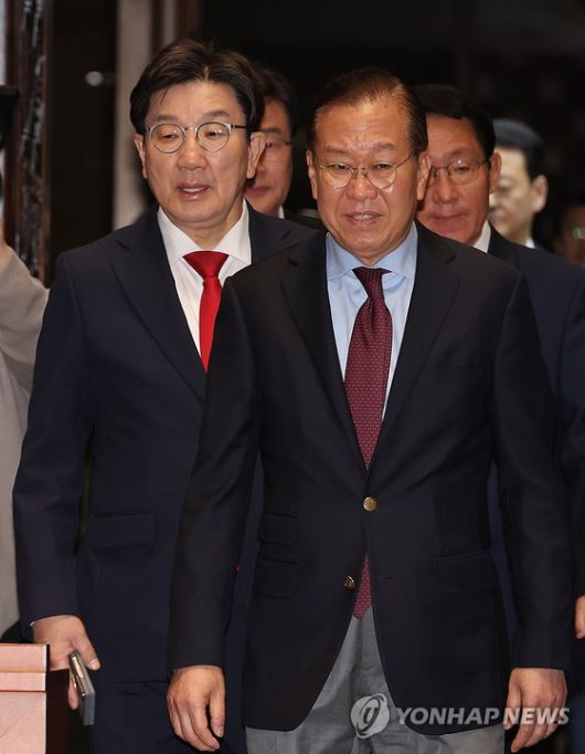 국민의힘 권영세 비상대책위원장과 권성동 원내대표가 5일 서울 여의도 국회에서 열린 의원총회에 참석하고 있다. 〈사진=연합뉴스〉