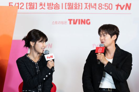 배우 최수영과 공명. tvN 제공.