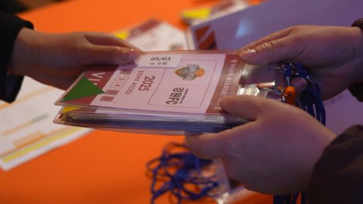 지난 3일 강원FC 춘천 홈경기가 열린 송암스포츠타운 주경기장에서 춘천시 공무원이 비표를 반납하는 모습〈사진=춘천시청 제공〉