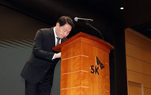 최태원 SK그룹 회장이 7일 서울 중구 SK텔레콤 T타워에서 열린 유심 정보 유출 관련 일일 브리핑에 참석, 정보 유출과 관련해 대국민 사과를 하고 있다. 〈사진=공동취재단〉