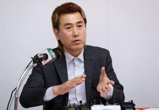 김병지 강원FC 대표이사가 지난달 17일 오후 춘천송암스포츠타운 주 경기장 1층 다목적실에서 기자회견을 하고 아시아축구연맹 챔피언스리그(ACL) 홈경기 개최와 관련해 춘천시의 명확한 의사 표명을 촉구하고 있다.〈사진=연합뉴스〉