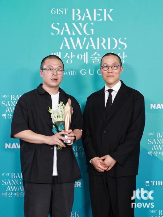 5일 오후 서울 강남구 코엑스 D홀에서 열린 '제61회 백상예술대상 with 구찌'의 부문별 수상자들이 백스테이지에서 트로피 세리머니를 하고 있다. 박세완 엔터뉴스팀 기자 park.sewan@jtbc.co.kr