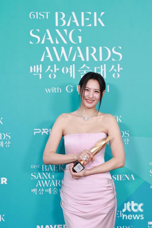 5일 오후 서울 강남구 코엑스 D홀에서 열린 '제61회 백상예술대상 with 구찌'의 부문별 수상자들이 백스테이지에서 트로피 세리머니를 하고 있다. 박세완 엔터뉴스팀 기자 park.sewan@jtbc.co.kr