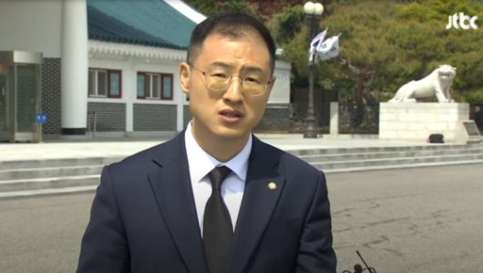 그간 국민의힘 내에서 탈당 압박을 받아온 김상욱 의원이 오늘(8일) 오전 서울현충원에서 기자회견을 열고 국민의힘에서 탈당한다고 밝혔다. 〈사진=JTBC 유튜브 라이브〉