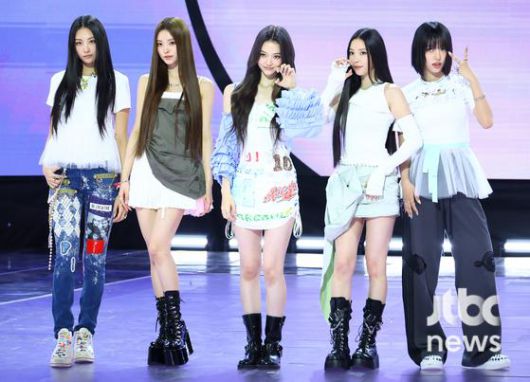 그룹 미야오(MEOVV)가 12일 오후 서울 SBS 프리즘타워에서 열린 첫 EP 'MY EYES OPEN VVIDE' 쇼케이스에서 포토타임을 갖고 있다. 박세완 엔터뉴스팀 기자 park.sewan@jtbc.co.kr