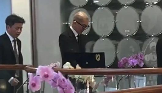 15일 대만 진바오산(금보산) 추모공원에서 고(故) 서희원(徐熙媛·쉬시위안)의 장례식이 진행 된 가운데, 구준엽이 아내의 유골함을 안고 이동하는 모습이 포착됐다. 〈사진=대만 넥스트애플뉴스(Next apple news〉