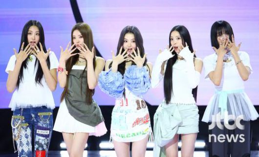 그룹 미야오(MEOVV)가 12일 오후 서울 SBS 프리즘타워에서 열린 첫 EP 'MY EYES OPEN VVIDE' 쇼케이스에서 포토타임을 갖고 있다. 박세완 엔터뉴스팀 기자 park.sewan@jtbc.co.kr