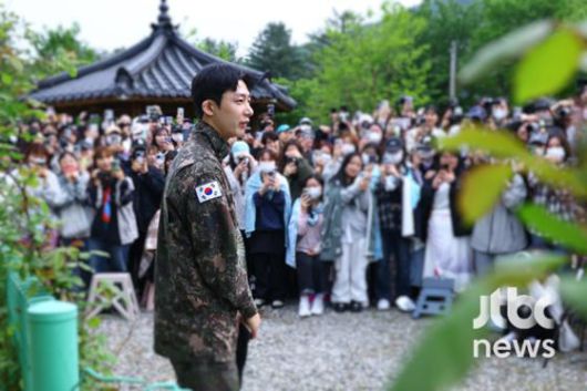 그룹 몬스타엑스 형원이 13일 오전 경기도 가평군 조종면 육군 수도기계화보병사단에서 만기 전역했다. 박세완 엔터뉴스팀 기자 park.sewan@jtbc.co.kr