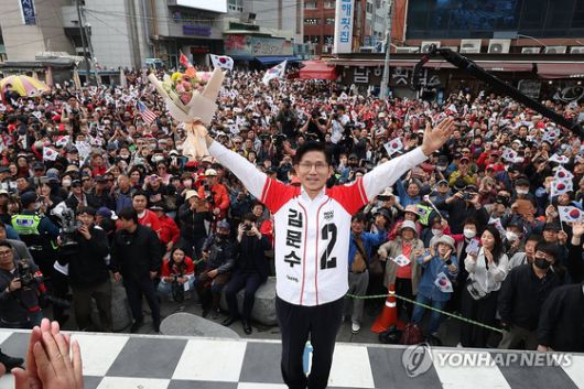 국민의힘 김문수 대선 후보가 13일 부산 자갈치 시장에서 유세를 하고 있다. 〈사진=공동취재·연합뉴스〉