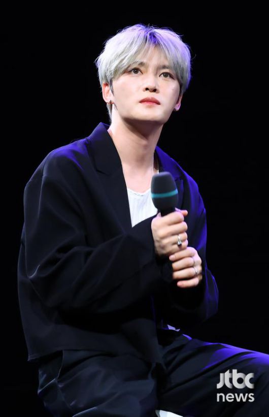 가수 김재중이 19일 오후 서울 상암 MBC에서 열린 EP '뷰티 인 카오스(Beauty in Chaos') 기자간담회에서 소감을 말하고 있다. 박세완 엔터뉴스팀 기자 park.sewan@jtbc.co.kr