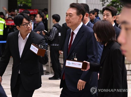 윤석열 전 대통령이 19일 서울 서초구 중앙지방법원에서 열린 내란 우두머리 혐의, 직권남용 권리행사방해 혐의 사건 4차 공판에 출석, 취재진의 질문을 받으며 이동하고 있다. 〈사진=사진공동취재단 연합뉴스〉