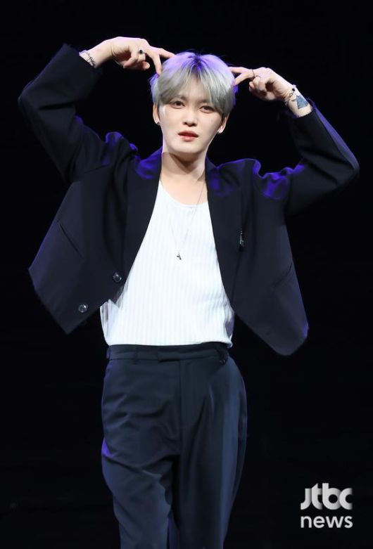 가수 김재중이 19일 오후 서울 상암 MBC에서 열린 EP '뷰티 인 카오스(Beauty in Chaos') 기자간담회에서 포토타임을 갖고 있다. 박세완 엔터뉴스팀 기자 park.sewan@jtbc.co.kr