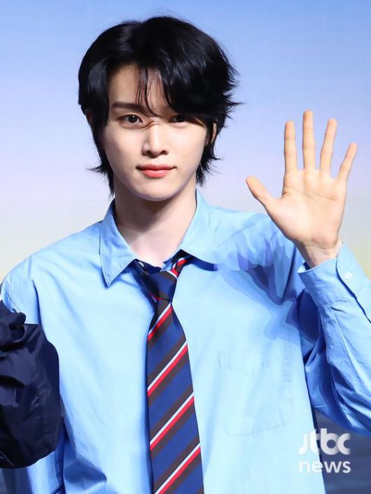 그룹 라이즈가 19일 오전 서울 블루스퀘어 SOL트래블홀에서 열린 첫 정규 앨범 '오디세이(ODYSSEY)' 쇼케이스에서 포토타임을 갖고 있다. 박세완 엔터뉴스팀 기자 park.sewan@jtbc.co.kr