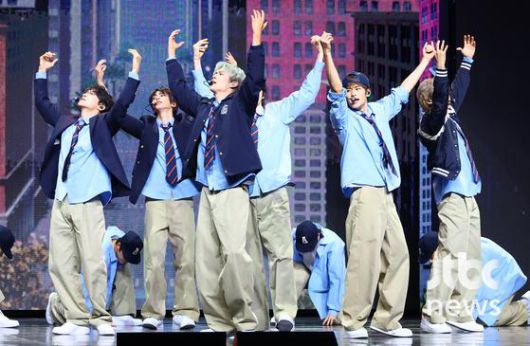 그룹 라이즈가 19일 오전 서울 블루스퀘어 SOL트래블홀에서 열린 첫 정규 앨범 '오디세이(ODYSSEY)' 쇼케이스에서 무대를 펼치고 있다. 박세완 엔터뉴스팀 기자 park.sewan@jtbc.co.kr