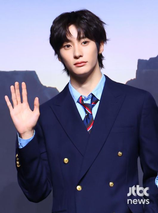 그룹 라이즈가 19일 오전 서울 블루스퀘어 SOL트래블홀에서 열린 첫 정규 앨범 '오디세이(ODYSSEY)' 쇼케이스에서 포토타임을 갖고 있다. 박세완 엔터뉴스팀 기자 park.sewan@jtbc.co.kr