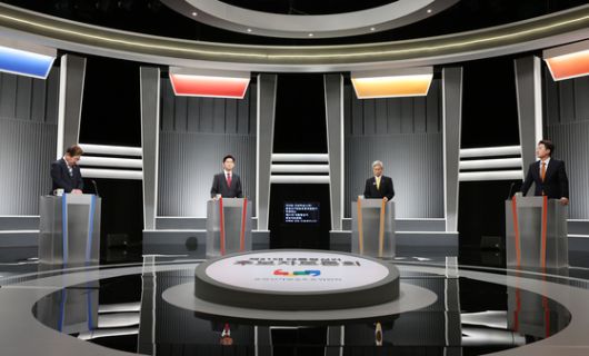 더불어민주당 이재명·국민의힘 김문수·민주노동당 권영국·개혁신당 이준석 대선후보가 23일 서울 영등포구 여의도 KBS 스튜디오에서 열린 제21대 대선 2차 후보자 토론회를 준비하고 있다. 〈사진=연합뉴스〉