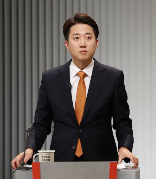 개혁신당 이준석 대선후보가 23일 서울 여의도 KBS 스튜디오에서 열린 제21대 대선 2차 후보자 토론회를 준비하고 있다. 〈사진=연합뉴스〉