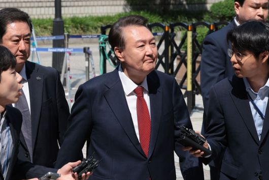 윤석열 전 대통령이 26일 서울 서초구 서울중앙지방법원에서 열린 내란 우두머리 혐의·직권남용 권리행사 방해 혐의 사건 5차 공판에 출석하고 있다. 〈사진=연합뉴스〉