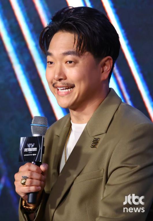 27일 오전 서울 SJ쿤스트할레에서 Mnet '월드 오브 스트릿 우먼 파이터' 제작발표회가 열렸다. 최정남 PD, 박진영, 마이크 송, 성한빈이 참석해 소감을 말하고 있다. 박세완 엔터뉴스팀 기자 park.sewan@jtbc.co.kr