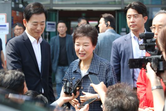 박근혜 전 대통령이 제21대 대통령선거 사전투표 첫날인 29일 대구 달성군 유가읍행정복지센터에 마련된 사전투표소에서 투표 후 취재진의 질문에 답하고 있다. 사진 왼쪽은 유영하 국민의힘 의원. 〈사진=연합뉴스〉