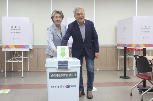 문재인 전 대통령과 김정숙 여사가 21대 대선 사전투표 첫날인 29일 오전 경남 양산시 하북면 주민자치센터에 마련된 사전투표소에서 투표하고 있다. 〈사진=연합뉴스〉