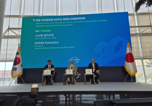 제주국제컨벤션센터에서 열린 제주포럼 '한일 국교정상화 60주년 의미와 미래협력방향 세션'에서 이원덕 국민대 일본학과 교수와 사사에 겐이치로 일본국제문제연구소(JIIA) 이사장, 신각수 전 주일대사가 대담을 나누고 있다.