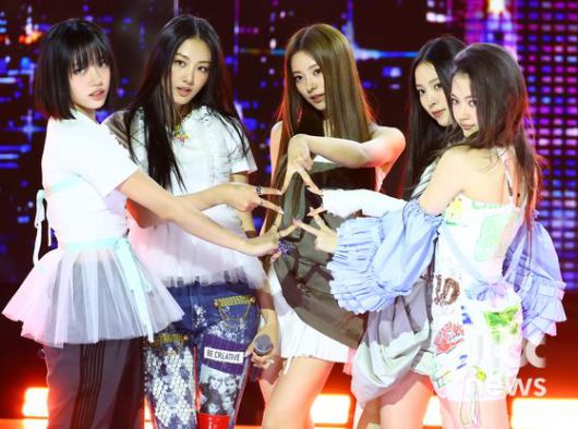 그룹 미야오(MEOVV)가 12일 오후 서울 SBS 프리즘타워에서 열린 첫 EP 'MY EYES OPEN VVIDE' 쇼케이스에서 공연을 펼치고 있다. 박세완 엔터뉴스팀 기자 park.sewan@jtbc.co.kr