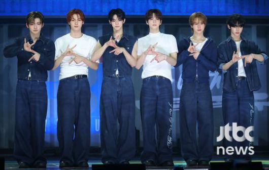 그룹 투어스가 21일 오후 서울 용산구 블루스퀘어에서 열린 미니 3집 '트라이 위드 어스(TRY WITH US)' 쇼케이스 무대에 올라 포토타임을 갖고 있다. 박세완 엔터뉴스팀 기자 park.sewan@jtbc.co.kr