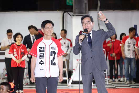 이낙연 새미래민주당 상임고문이 2일 서울시청 앞 서울광장에서 열린 국민의힘 김문수 대선후보 피날레 유세에서 발언하고 있다. 〈사진=연합뉴스〉