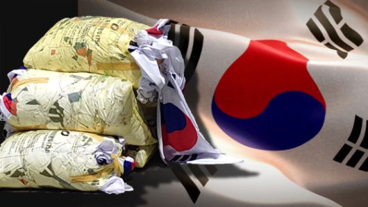 쓰레기 봉투에 담겨 버려진 태극기
